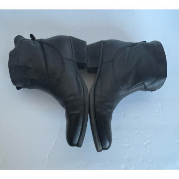 LEVIS Black Leather Almond Toe Pull On Chunky Heel Logo Ankle Bootie Boots 7.5 - Picture 4 of 12